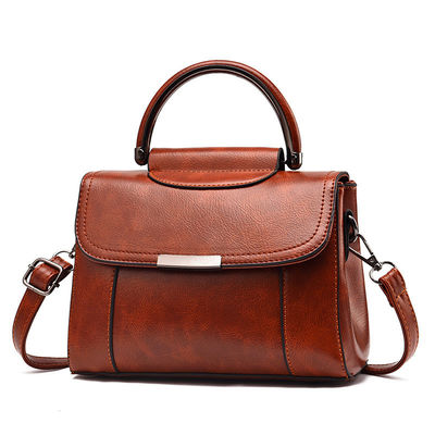 Hauptmaterial PU-Klassiker mit Kupplung Handtasche Einfache Feste Farbe Kreuzkörper/Schultertasche