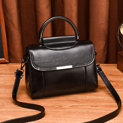 Hauptmaterial PU-Klassiker mit Kupplung Handtasche Einfache Feste Farbe Kreuzkörper/Schultertasche