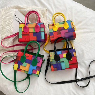 Trendy Schultertasche für Frauen Kleine Quadratform und Zweifarbige Nähte für alle Jahreszeiten