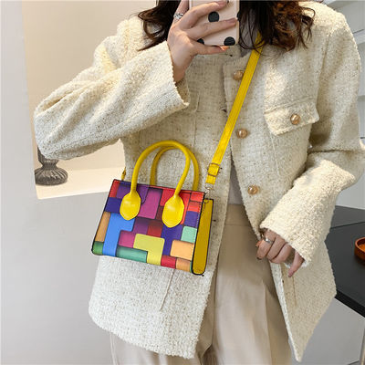 Trendy Schultertasche für Frauen Kleine Quadratform und Zweifarbige Nähte für alle Jahreszeiten