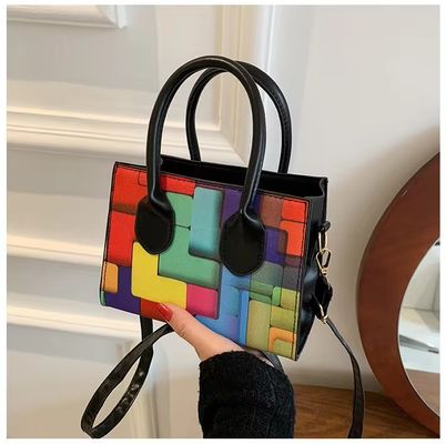Trendy Schultertasche für Frauen Kleine Quadratform und Zweifarbige Nähte für alle Jahreszeiten