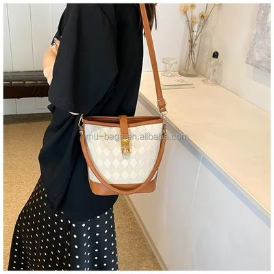 Hauptmaterial PU-Leder-Kreuzkörper und Strand-Eimer-Taschen für Sommer-Damen-Kleiderschrank