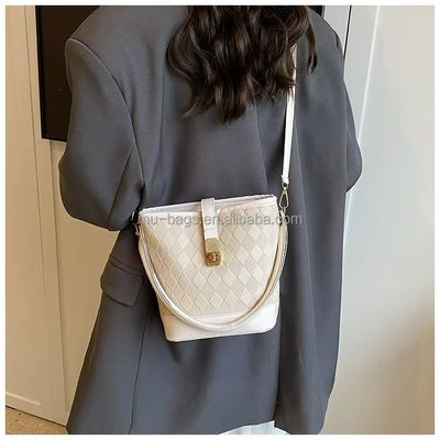 Hauptmaterial PU-Leder-Kreuzkörper und Strand-Eimer-Taschen für Sommer-Damen-Kleiderschrank