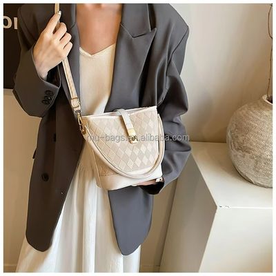 Hauptmaterial PU-Leder-Kreuzkörper und Strand-Eimer-Taschen für Sommer-Damen-Kleiderschrank
