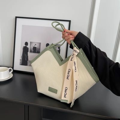 Stylische Tote-Taschen für Studenten mit Kaschmir-Lining-Material und Schlossdekoration