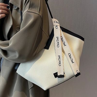 Stylische Tote-Taschen für Studenten mit Kaschmir-Lining-Material und Schlossdekoration