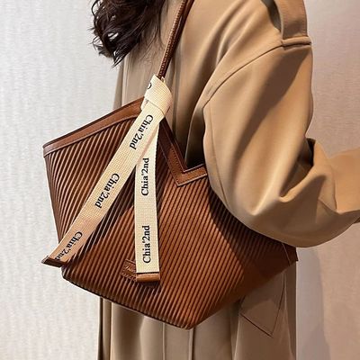Stylische Tote-Taschen für Studenten mit Kaschmir-Lining-Material und Schlossdekoration