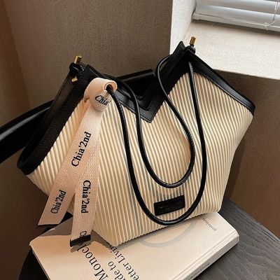 Stylische Tote-Taschen für Studenten mit Kaschmir-Lining-Material und Schlossdekoration