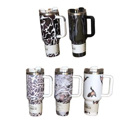 Nachhaltige 40oz Leopard-Druck Tarnung Strohbecher Tumbler für heiße und kalte Getränke