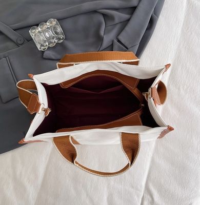 Hauptmaterial PU GHJ-31 Handtaschen für Frauen mit Bewegungserkennung und gestreiftem Design