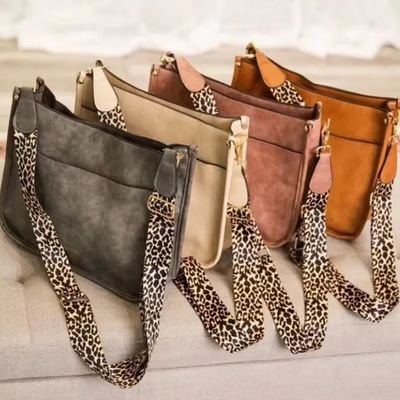 Leopard-Druck Veganer Leder-Damen-Schultertasche mit Gitarrenriemen und Einzelgriff