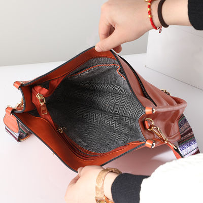 Leopard-Druck Veganer Leder-Damen-Schultertasche mit Gitarrenriemen und Einzelgriff