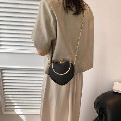 Briefmuster Herz-förmige Kette Damen Handtaschen 2024 Luxus für modische Frauen
