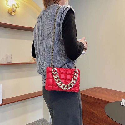 Custom Logo Druck PU Leder Handtaschen Stylische Damen Handtaschen mit Ketten Design