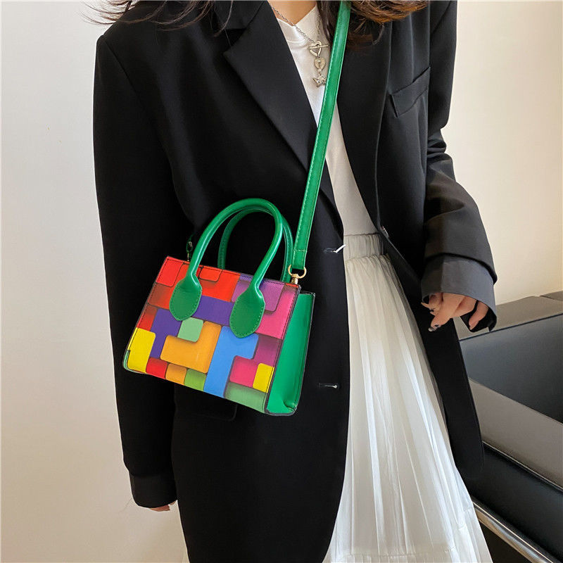 Trendy Schultertasche für Frauen Kleine Quadratform und Zweifarbige Nähte für alle Jahreszeiten