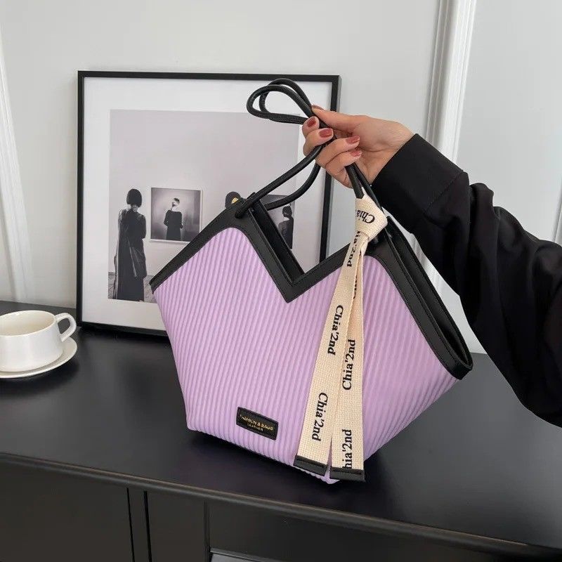Stylische Tote-Taschen für Studenten mit Kaschmir-Lining-Material und Schlossdekoration