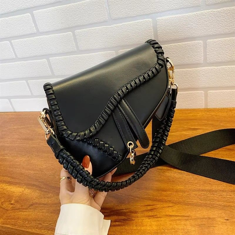 Ein-Schulter-Kreuzkörper Retro Handgewebte Satteltasche Weibliches Design mit breitem Gurt